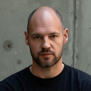 533ffa27883e-Portrait_Joshua_09_2025 (1)