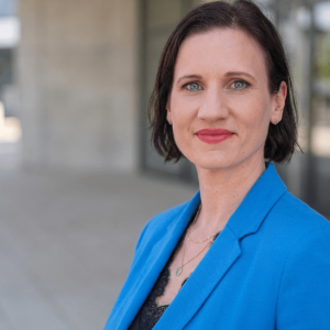 687db52b6f57-sarah_portrait_seitlich (1)